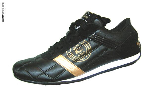 Sporting shoes