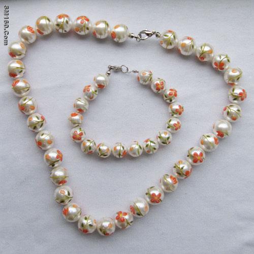 handworked drawing bead necklace