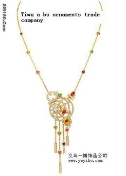 This is a gold-plated diamond necklace elegant nobility