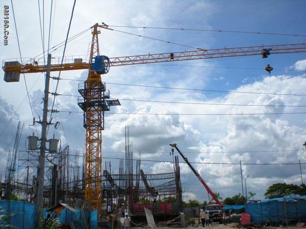 Self rising tower crane TC7030 