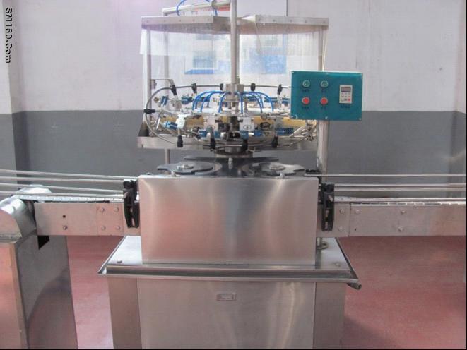 Bactericidal spray machine for beverage bottles 