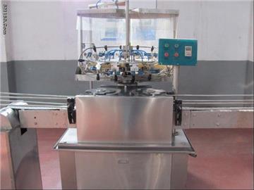 Bactericidal spray machine for beverage bottles 