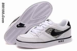Sell  Nike Mavrk Mid