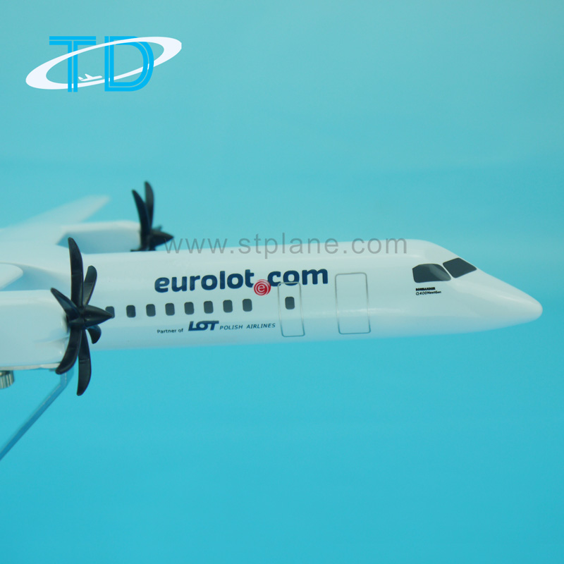 Q400  33cm Synthetic Resin Model
