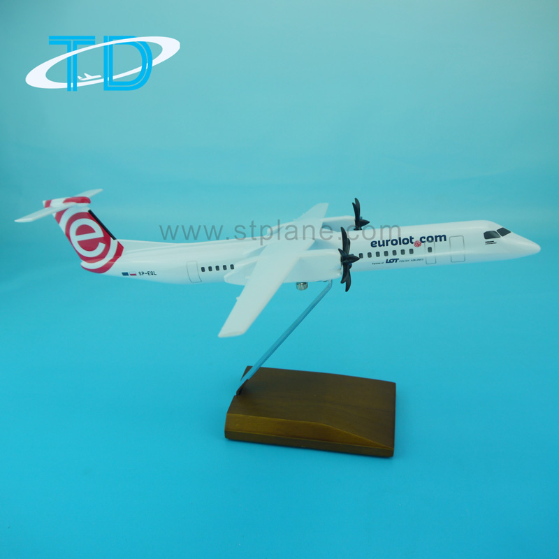 Q400  33cm Synthetic Resin Model