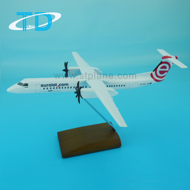 Q400  33cm Synthetic Resin Model