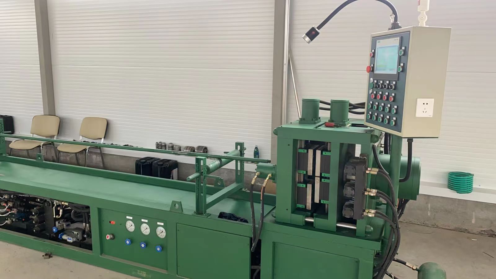 Hydraulic forming machine