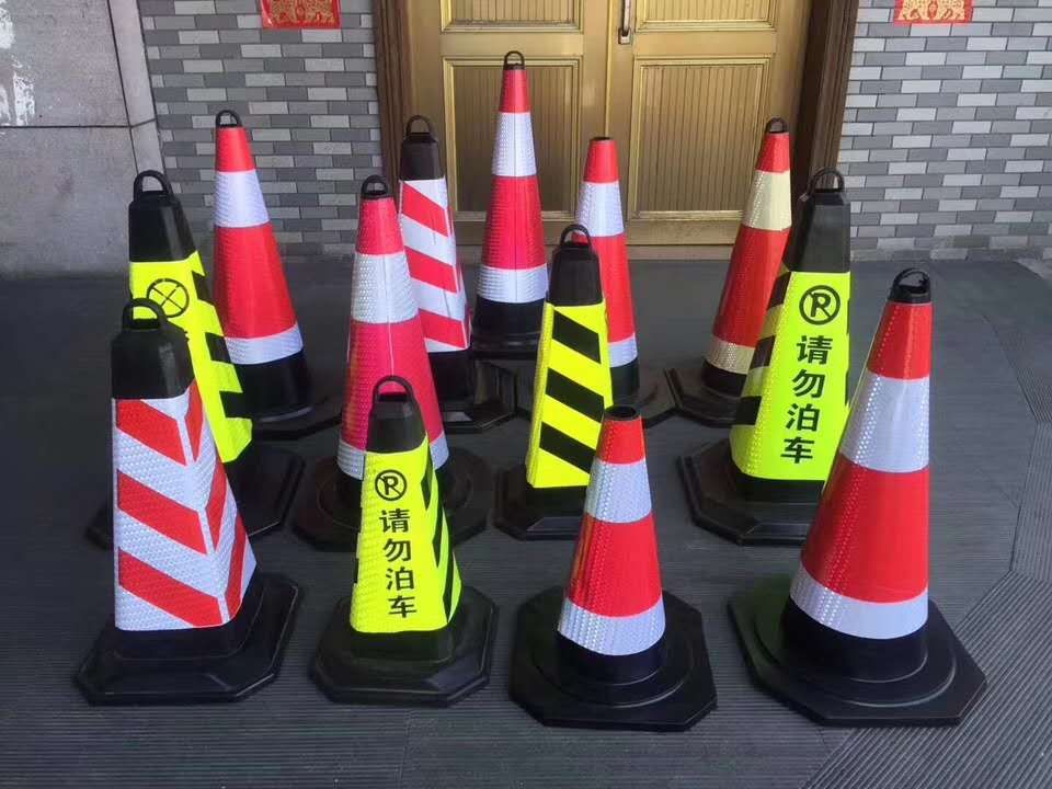 rotomolding custom Triangle cone crash drum rotomolded mouldings